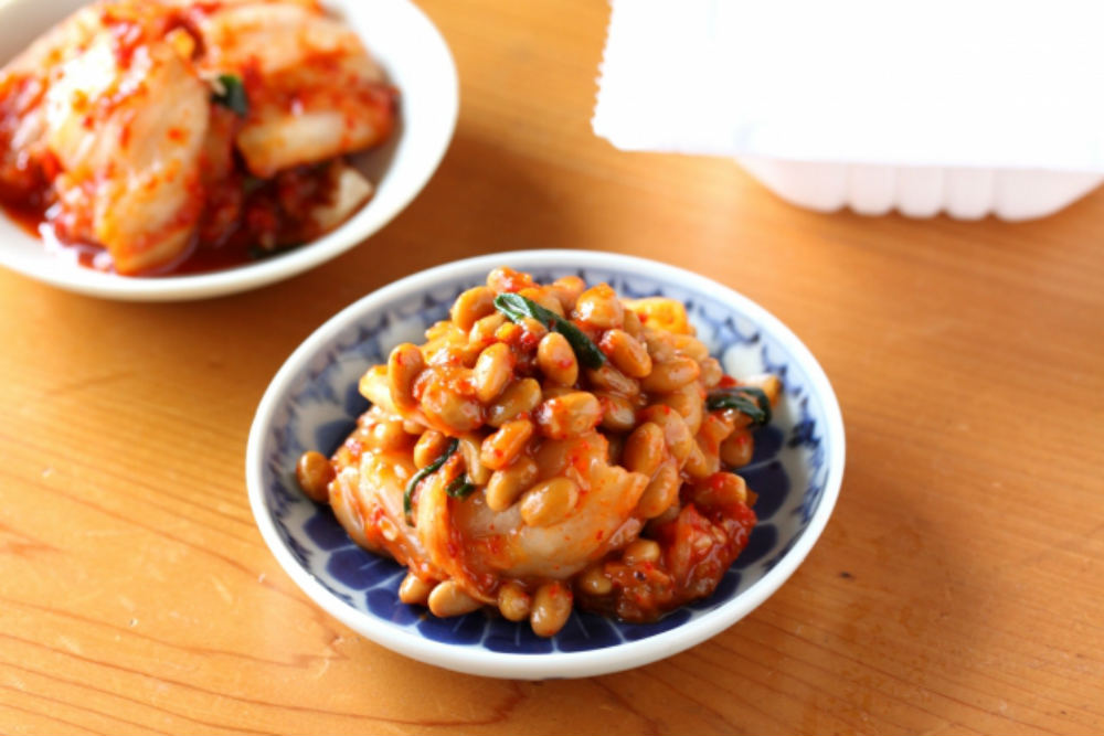 皿に盛られたキムチ納豆