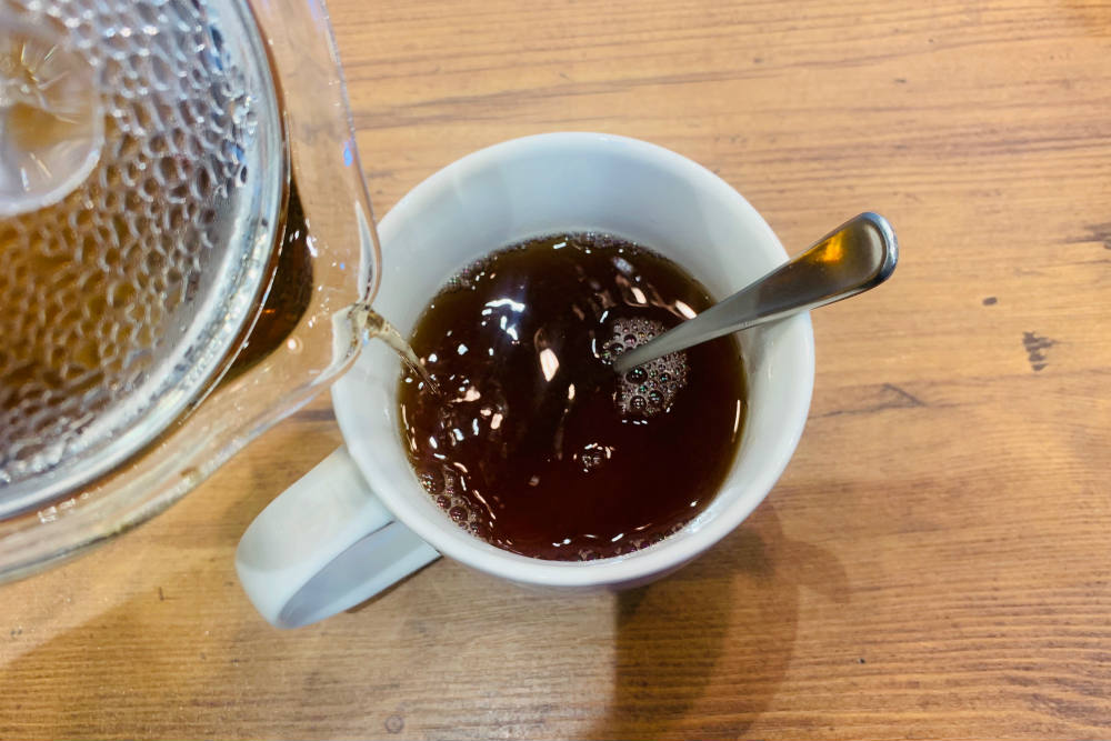 番茶を注ぐ