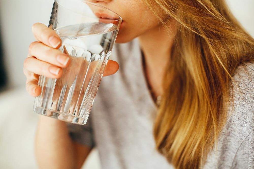 水を飲む