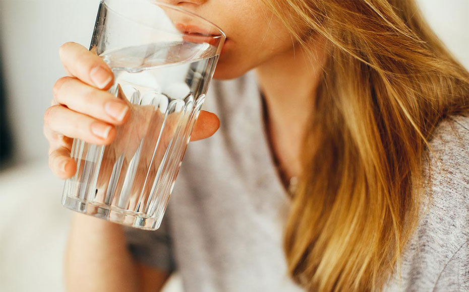 水を飲む女性