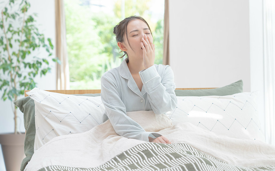 眠そうな様子の女性