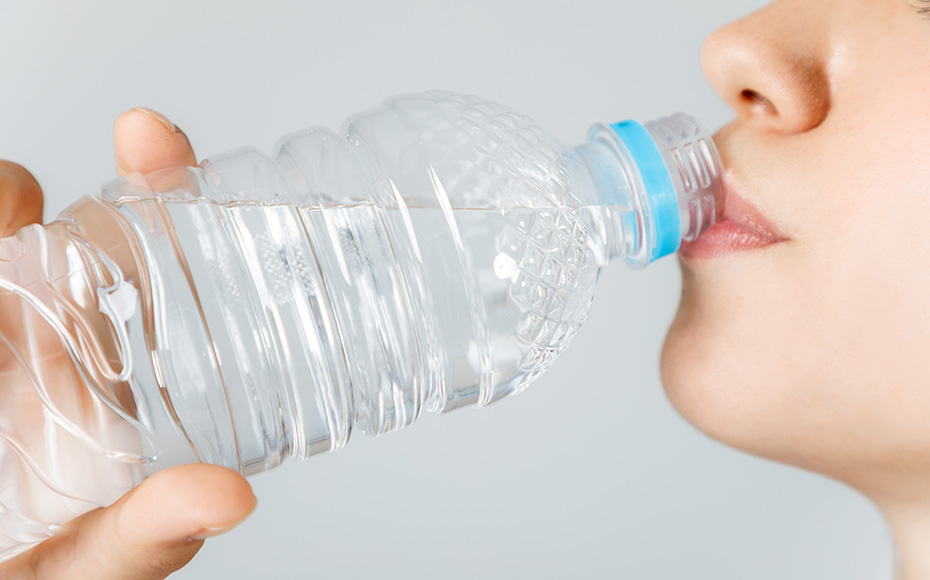 水を飲む女性