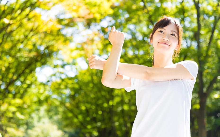 スッキリとした面持ちでたたずむ女性