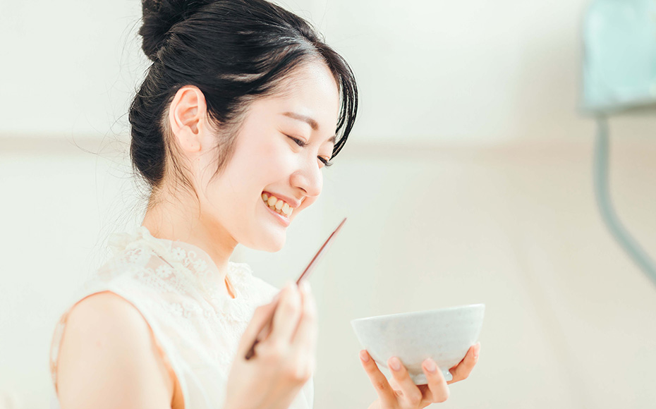 食事をする女性