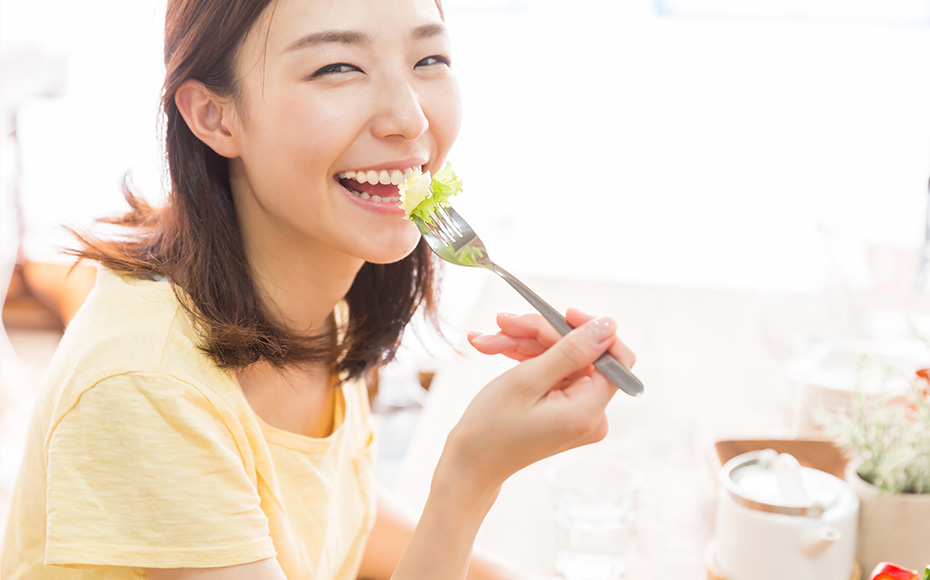 野菜を食べる女性