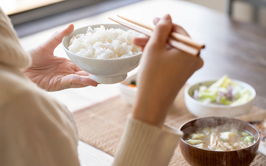 食事をする女性