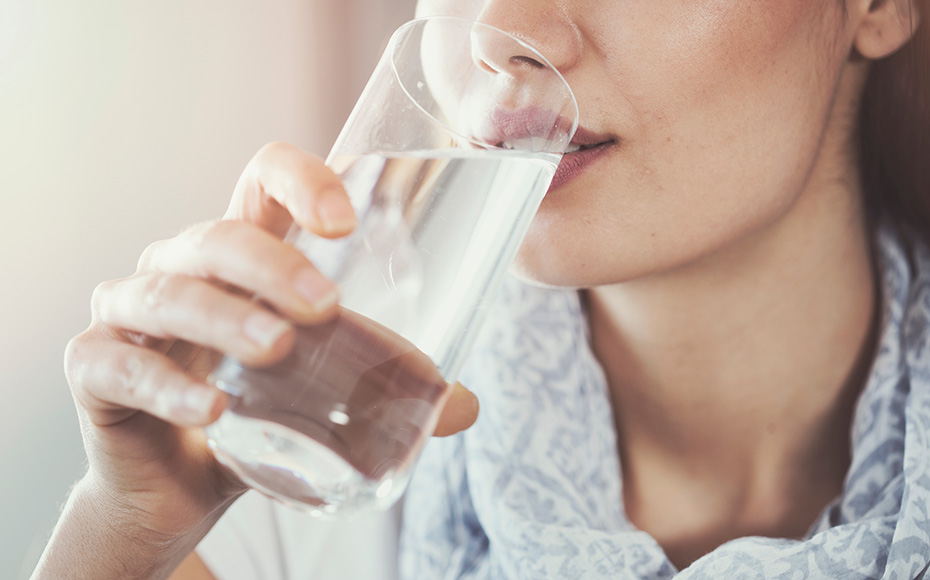 水分を補給する女性