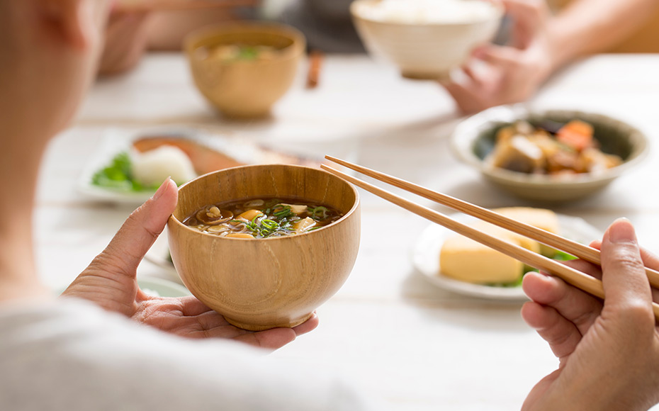 スープを食べる人