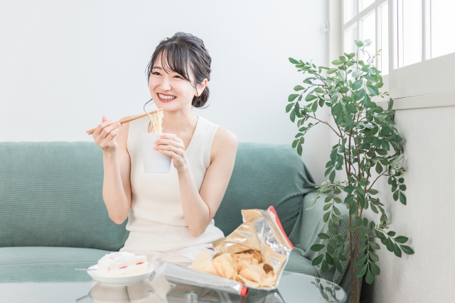 栄養バランスに偏りのある食生活をしている女性