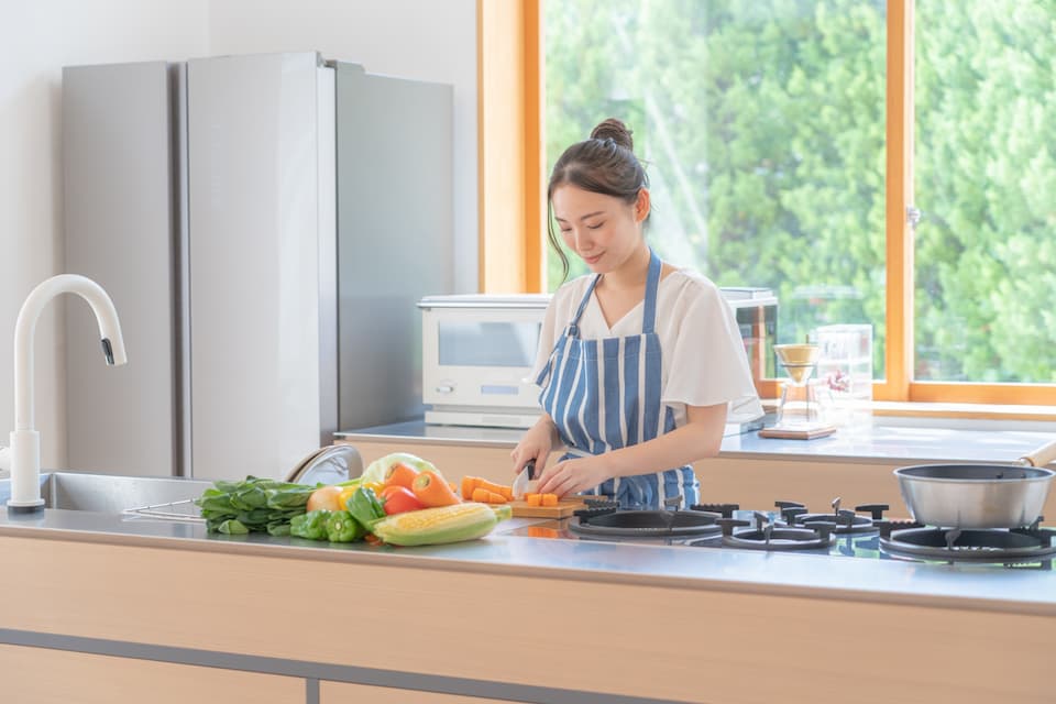 脂肪燃焼スープを作っている女性