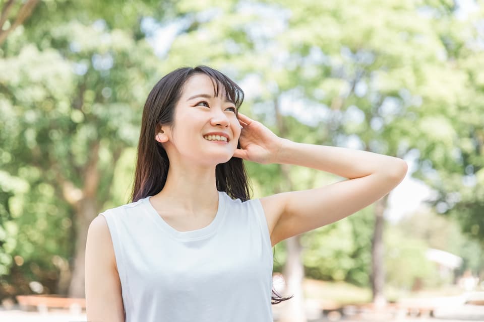 森林浴を楽しむ女性