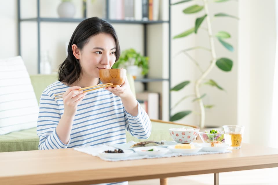 食事している女性