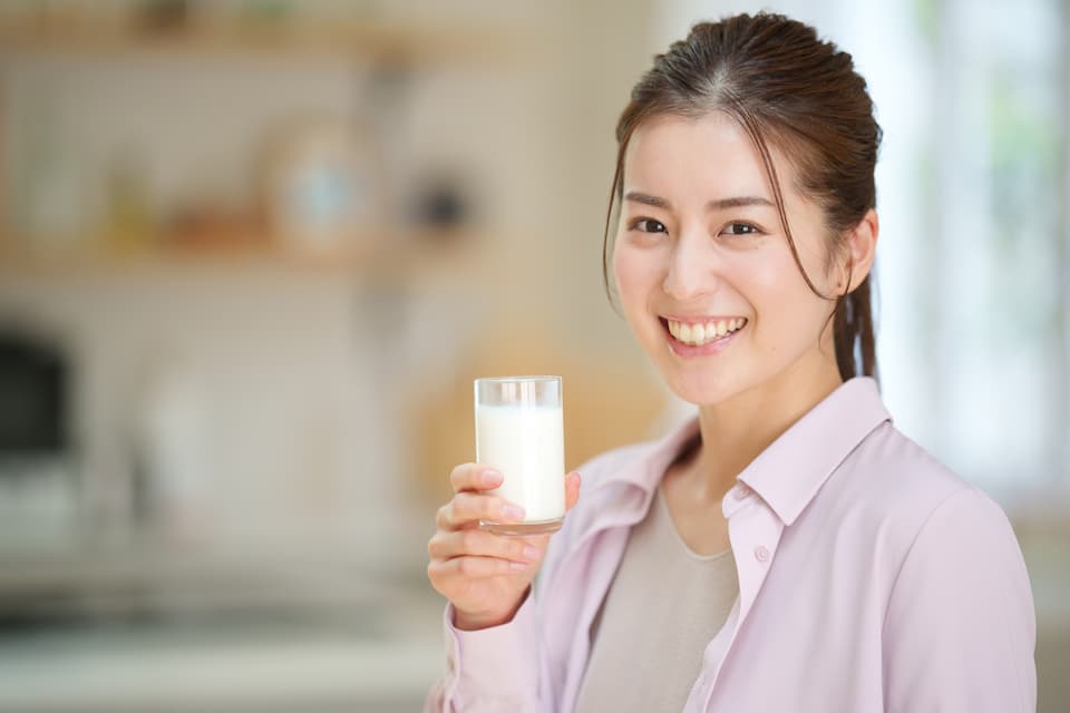 牛乳を飲んでいる女性