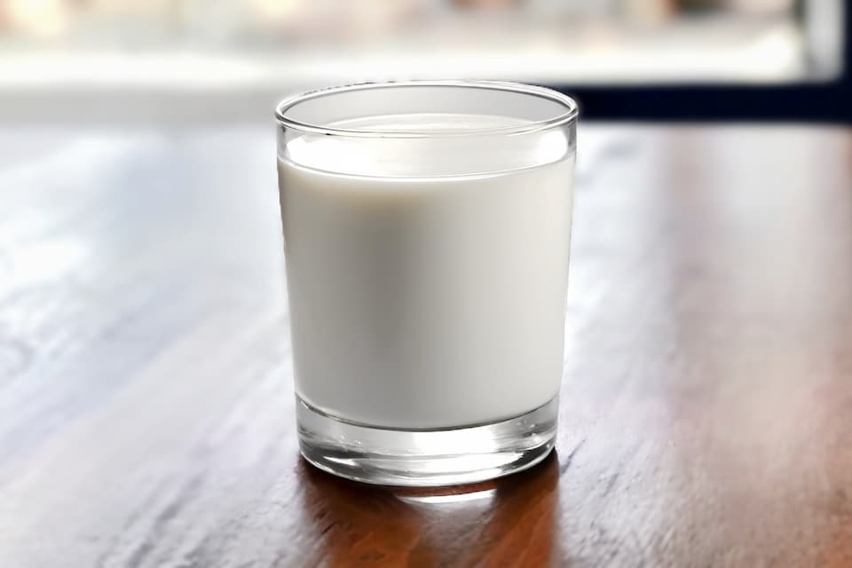 コップに入った牛乳