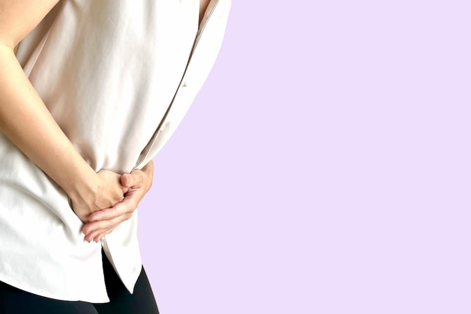 消化不良を起こしている女性