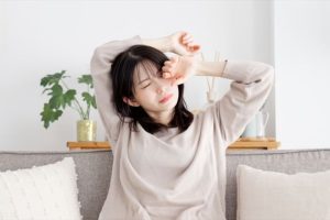 朝が辛い女性