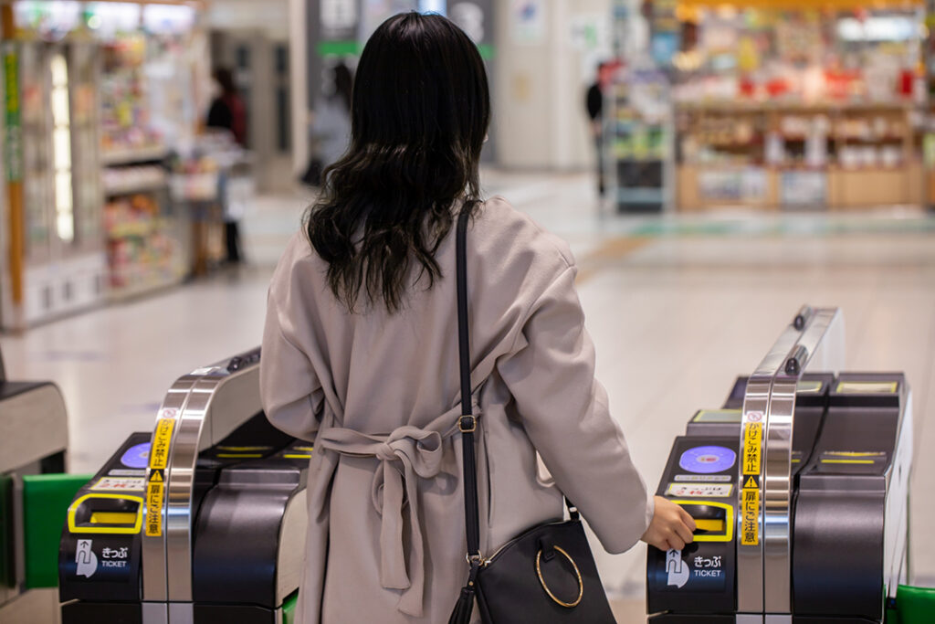 通勤をする女性
