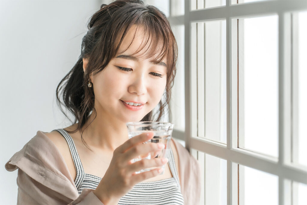 水を飲む女性